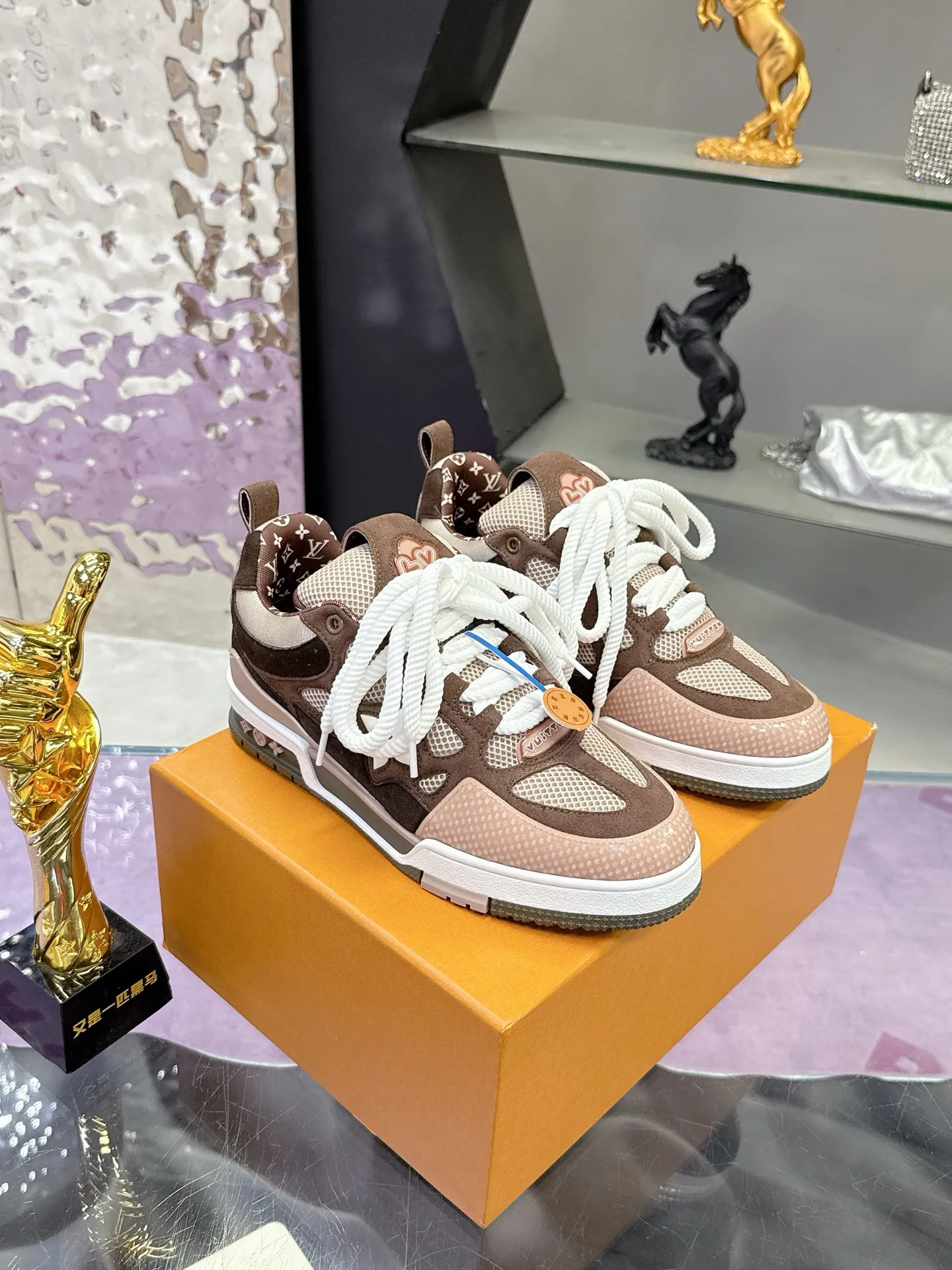 Factory price: 760💰 𝙇𝙑 𝟐𝟎𝟐5 𝐒𝐒 𝐧𝐞𝐰 Officially synchronized new colors💗 Louis Vuitton catwalk skateboard shoes are a hit, LOUIS VUITTON Trainer is undoubtedly one of the most successful Sneakers launched by luxury brands, but the pace of exploration will not stop. LOUISVUITTON will also bring a new series of skateboard shoes in the spring of 2025. The new series in the picture returns to the 90s Chunky Skate Shoes look and feel. The uppers are made of leather and mesh. The fat silhouette and thick shoelaces are very eye-catching. It is expected to have quite a few colors like the Trainer. Judging from the previous DIOR show skate shoes, this chunky style may be even stronger next year.  💎 LV small bread series LV bread shoe series 😘 Couple model Size: Female 35-40 Male 39-44, customized 45, 46